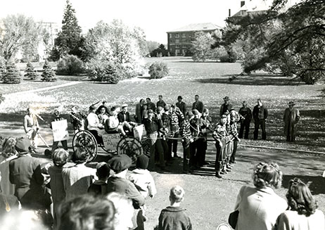 1945 Student float, "Pulling for the Cyclones", at the homecoming parade.