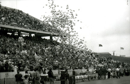 1985 football game balloon celebration
